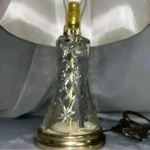 WORKING MID-CENTURY MODERN AMERICAN PRESSED GLASS LAMP, BRASS, WHITE/IVORY SHADE - Picture 2 of 7